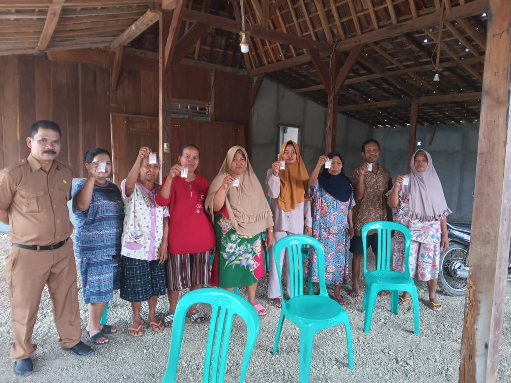 DIBAGIKAN: Petugas saat membagikan abate ke wilayah yang angka bebas jentik rendah.