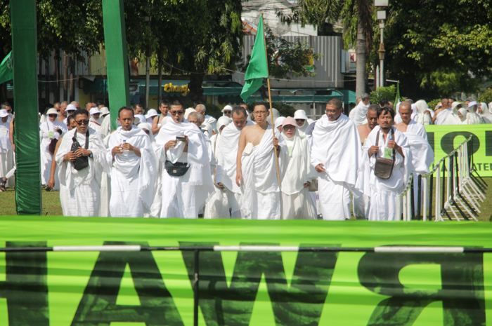 TERKENDALA: Sejumlah calon jamaah menjalani manasik sebelum berangkat haji beberapa waktu lalu.