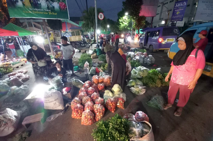 TERTIBKAN: Pedagang sayur pagi Pasar Bitingan ditertibkan petugas. Selesai harus pukul 06.30 kemarin.