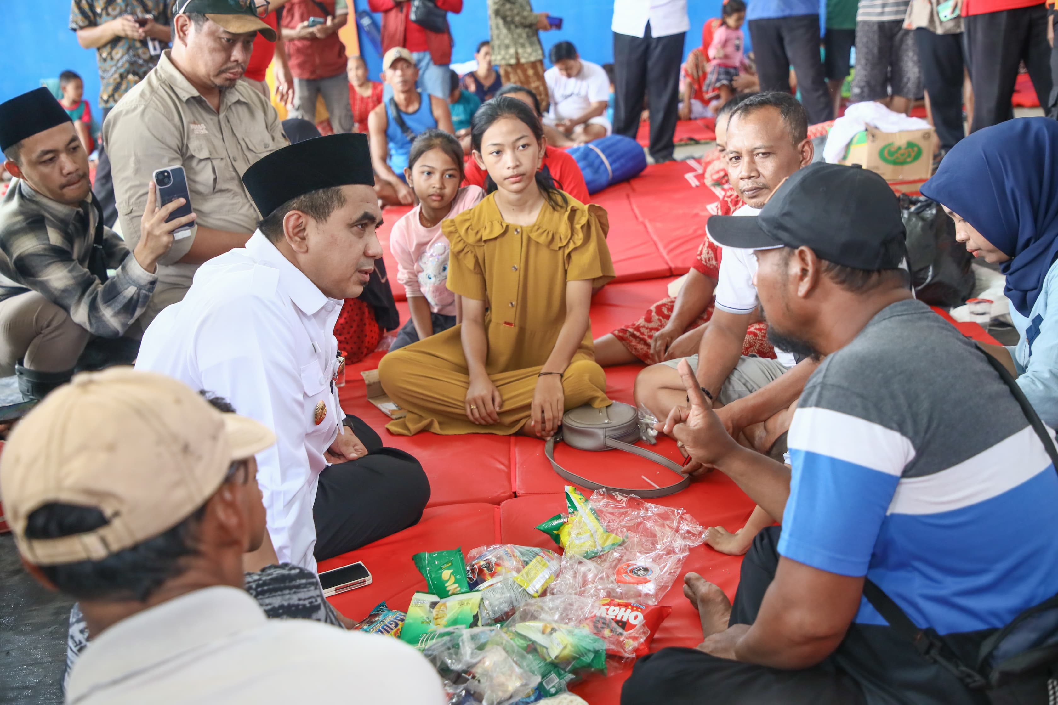 BANJIR: Wakil Gubernur Jateng Taj Yasin Maimoen (Gus Yasin) saat mendatangi lokasi banjir Desa Tanggirejo Kecamatan Tegowanu.