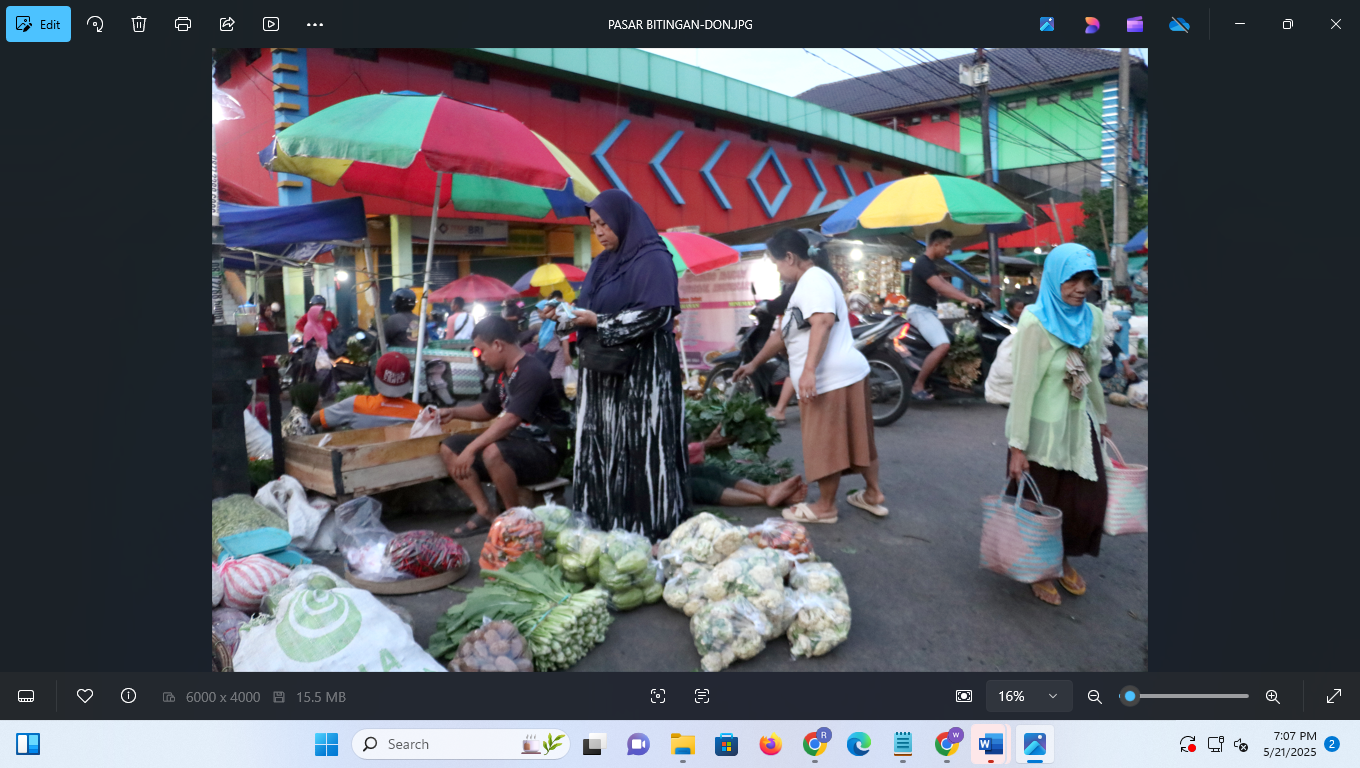 Pedagang sayur pagi Pasar Bitingan Kudus. (DONNY SETIYAWAN/RADAR KUDUS)