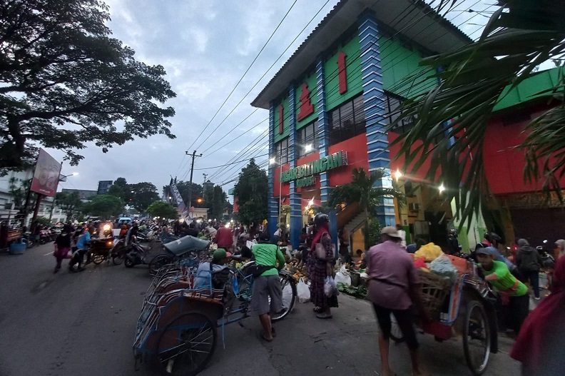 Pedagang sayur pagi di Pasar Bitingan Kudus
