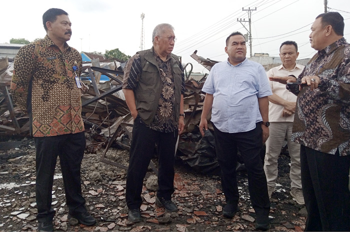 CEK: Bupati Blora Arief Rohman beberapa waktu lalu saat menengok kondisi Pasar Ngawen yang kebakaran.