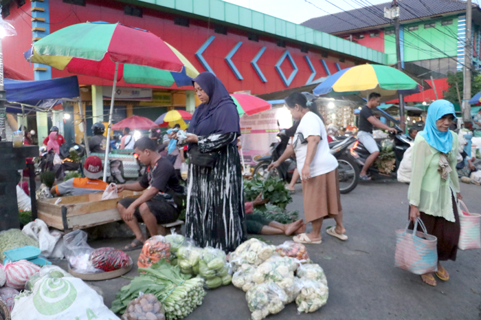 BATAS TOLERANSI: Pedagang sayur pagi di Pasar Bitingan Kudus terus ditertibkan Dinas Perdagangan.