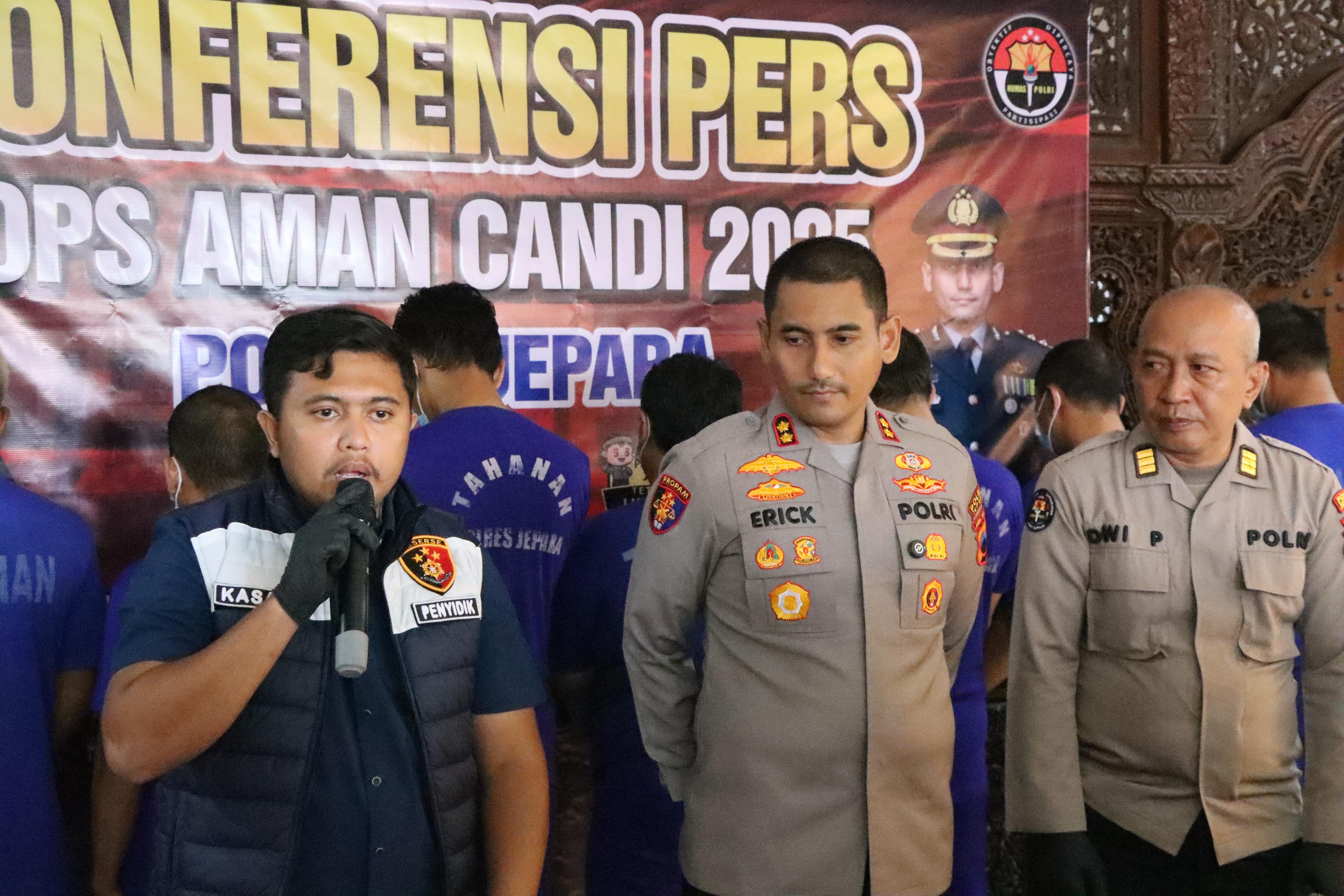Kapolres Jepara AKBP Erick Budi Santoso bersama Kasihumas AKP Dwi Prayitna dan Kasatreskrim AKP M. Faizal Wildan Umar Rela saat menggelar konferensi pers Ops Aman Candi 2025 di Mapolres kemarin.