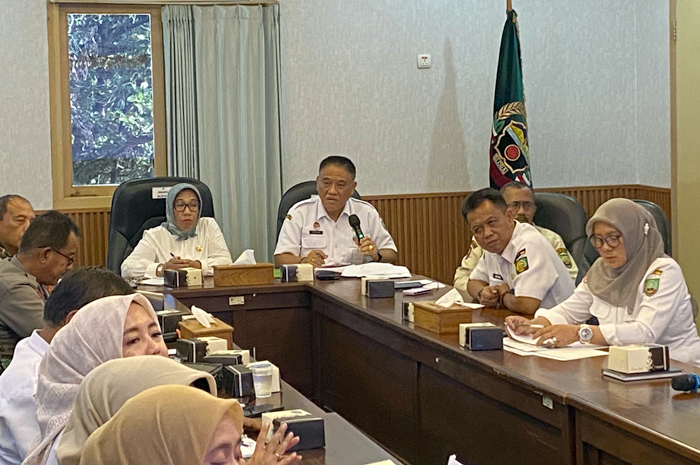 EVALUASI BENCANA: Wakil Bupati Blora Sri Setyorini dan seluruh jajaran melakukan rapat koordinasi penanganan bencana di ruang rapat wakil bupati Blora, Rabu (21/5).