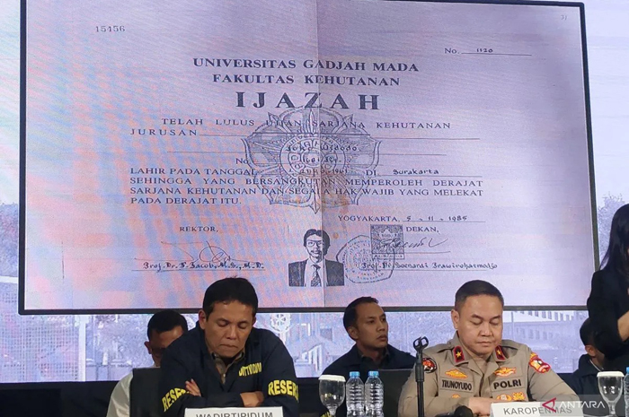 Gambar fotokopi ijazah mantan Presiden RI Joko Widodo (Jokowi) ditunjukkan dalam konferensi pers di Gedung Bareskrim Polri, Jakarta, Kamis (22/5/2025).