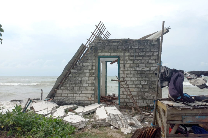 ROBOH: Rumah warga Pandangan Kulon, roboh disapu abrasi laut. Beruntung tidak ada korban jiwa, sebelumnya pemilik sudah mengungsi rumah anaknya kemarin.