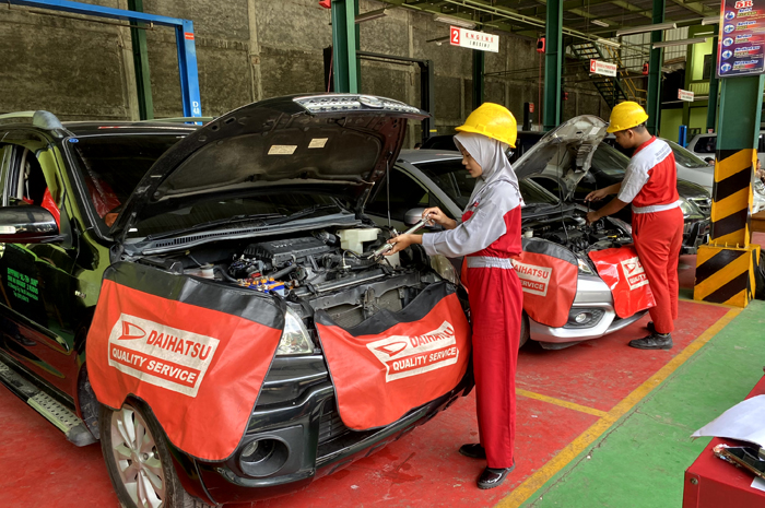 PENGALAMAN: Sejumlah siswa otomotif SMK NU Ma