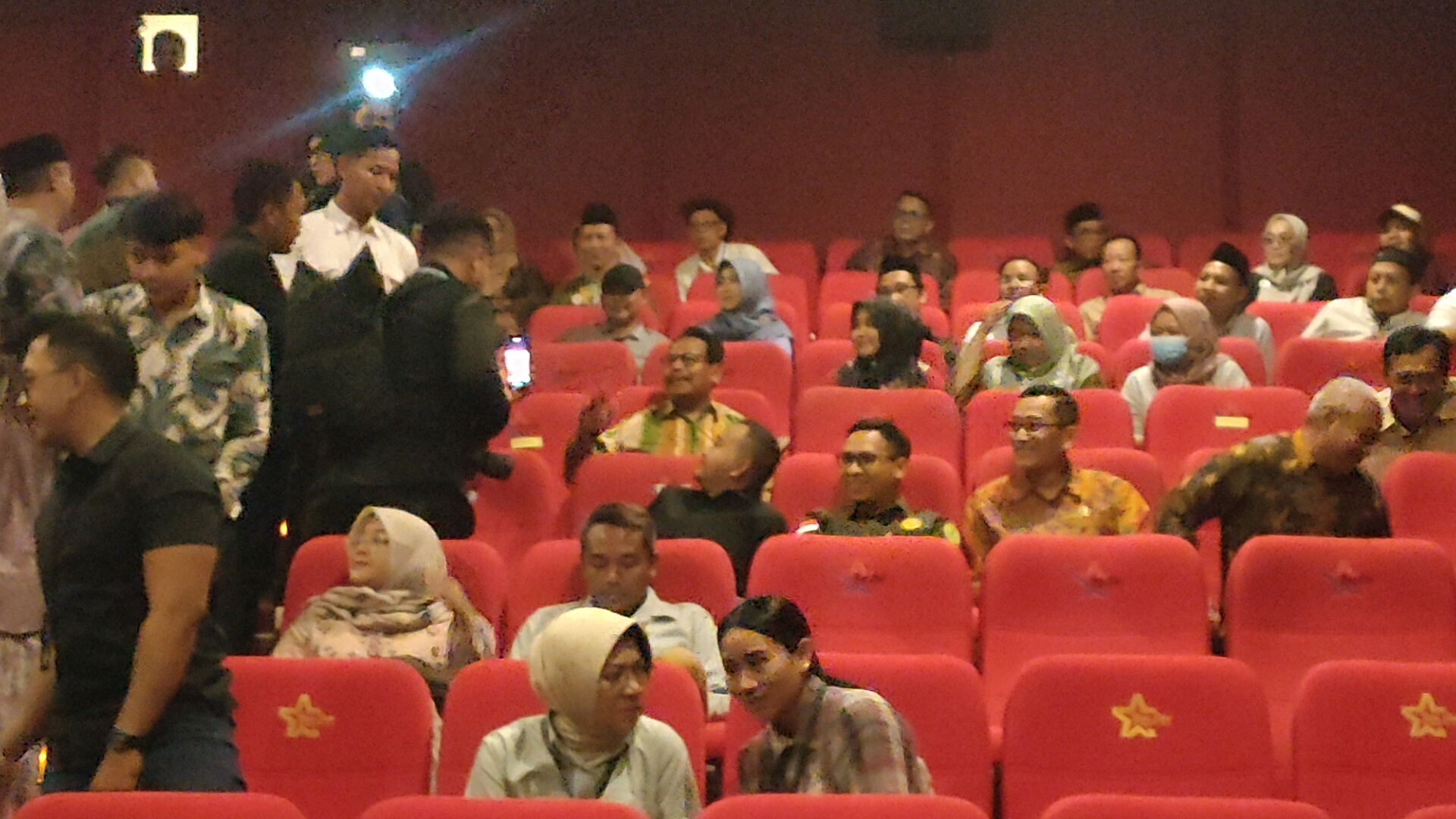 MENIKMATI: Bupati Rembang, Harno menghadiri undangan nonton bareng film saat pemutaran perdana di bioskop Rembang.