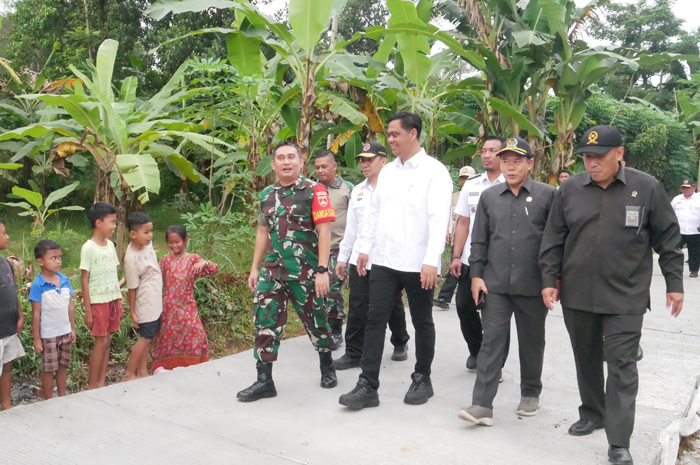 SINERGIS: Bupati Jepara Witiarso Utomo didampingi oleh Dandim 0710/Jepara Letkol Arm Khoirul Cahyadi serta Ketua DPRD Jepara Agus Sutisna meninjau pembangunan jalan di Desa Kecapi.