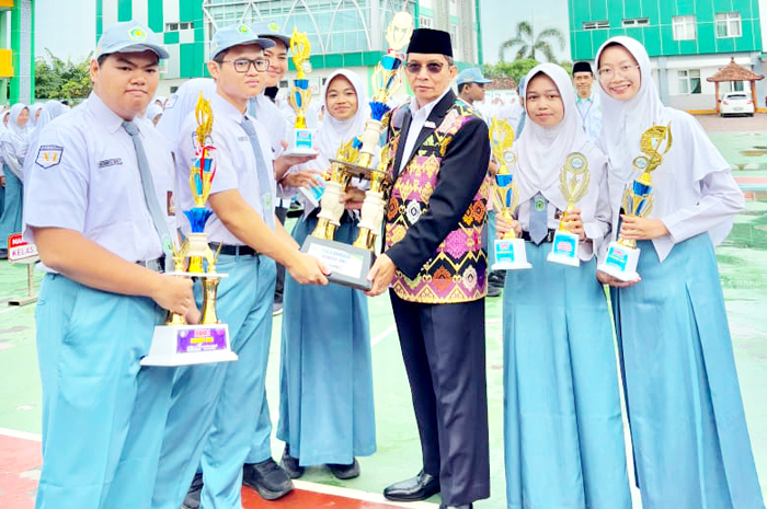 MUDA BERPRESTASI: Kepala MAN 2 Kudus Ali Musyafak berfoto bersama para siswa berprestasi tingkat nasional.
