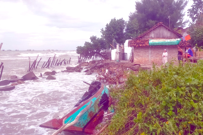 GERAK CEPAT: BPBD Rembang tinjau lokasi abrasi Pandangan Kulon sekaligus salurkan bantuan logistik korban banjir pesisir tersebut, Kamis lalu.