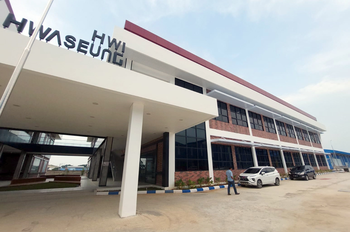 BEKERJA: Warga Batangan keluar dari pabrik HWI Pati belum lama ini.&nbsp;