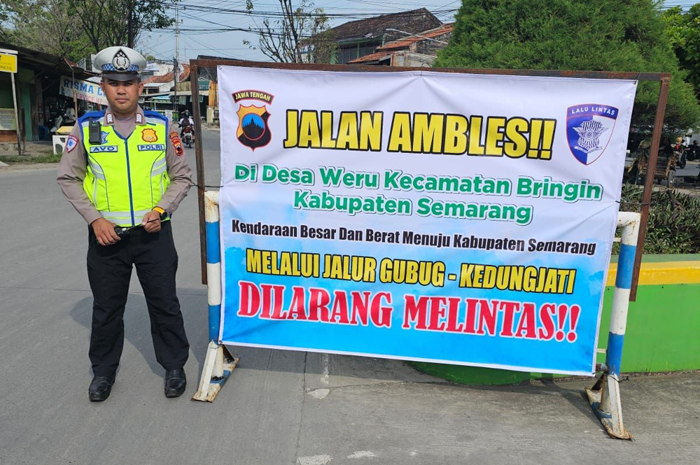 AMBLAS: Jalan penghubung Kabupaten Semarang-Grobogan amblas, Satlantas Grobogan pasang rambu pengalihan.