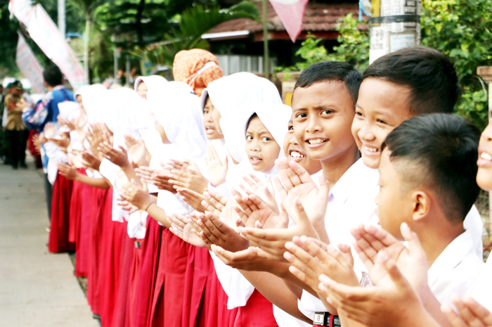 TIM MERAH-PUTIH: Para murid SD berbaris untuk menyambut pejabat beberapa waktu lalu. Kini, masuk SD tak harus menggunakan ijazah TK.