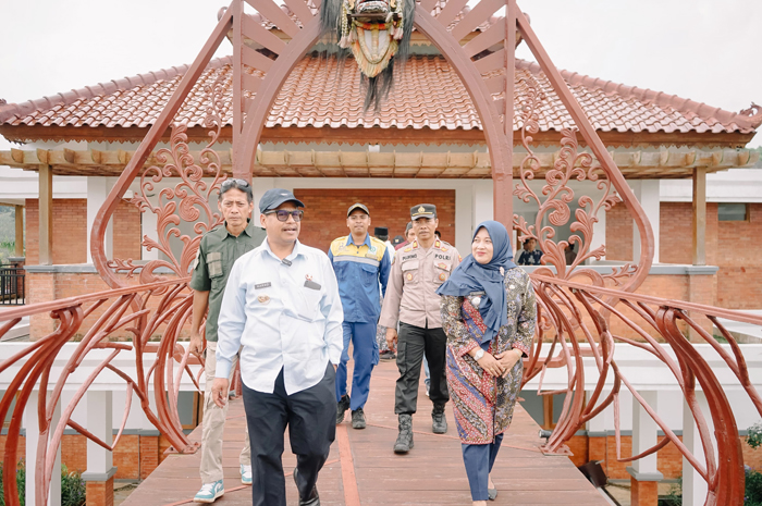 KE LOKASI: Bupati Rembang Harno berada di Waduk Randugunting, Blora baru-baru ini.