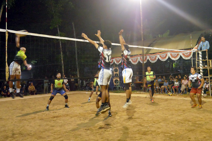 SENGIT: Para peserta lomba saling smash terhadap lawannya untuk mencuri poin.