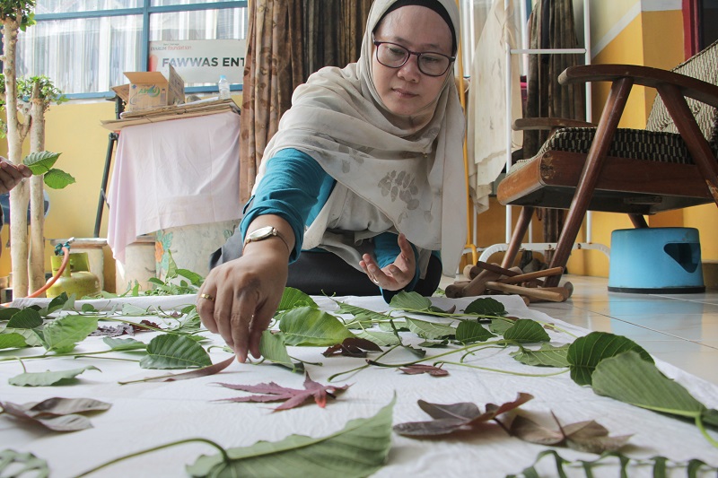KARYA NYATA: Nunung Noor Khamimah perajin ecoprint memperlihatkan salah satu produk kain ecoprint miliknya.