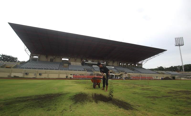 PERAWATAN: Petugas melakukan perataan area lapangan Stadion GBK Jepara sebelum dimanfaatkan Persijap jadi kandang mereka dalam kompetisi Liga 1 musim depan.
