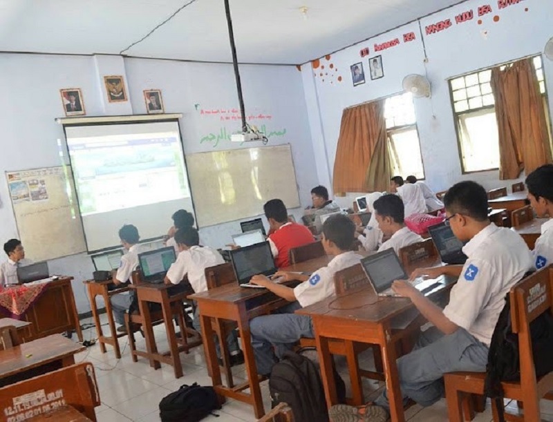 Ilustrasi siswa SMA belajar dengan menggunakan laptop