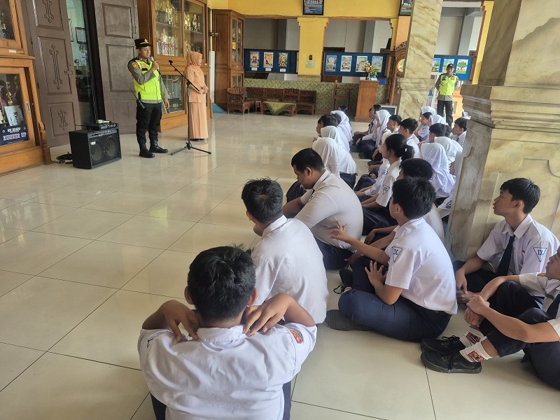 DUDUK: Siswa-siswi di salah satu sekolahan di Pati mengikuti kegiatan belajar di ruang kelas belum lama ini.