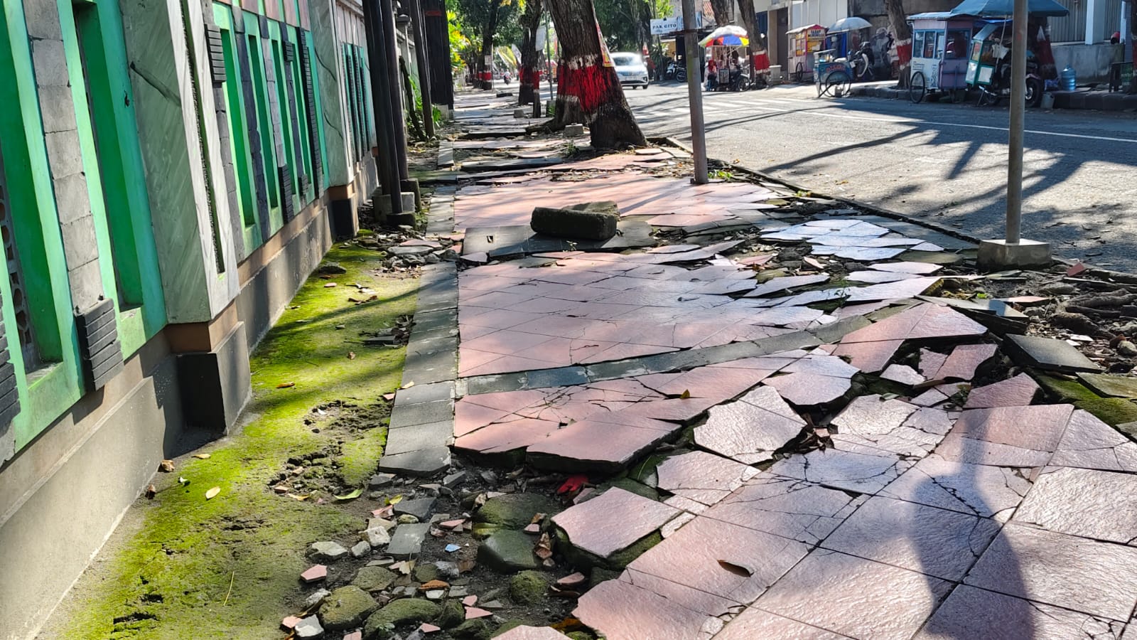 RUSAK PARAH &ndash; Kondisi Jalan Trotoar Siswomiharjo Kota Purwodadi rusak parah dan akan dilakukan pembangunan tahun depan di progam Mbangun Desa Noto Kuto.