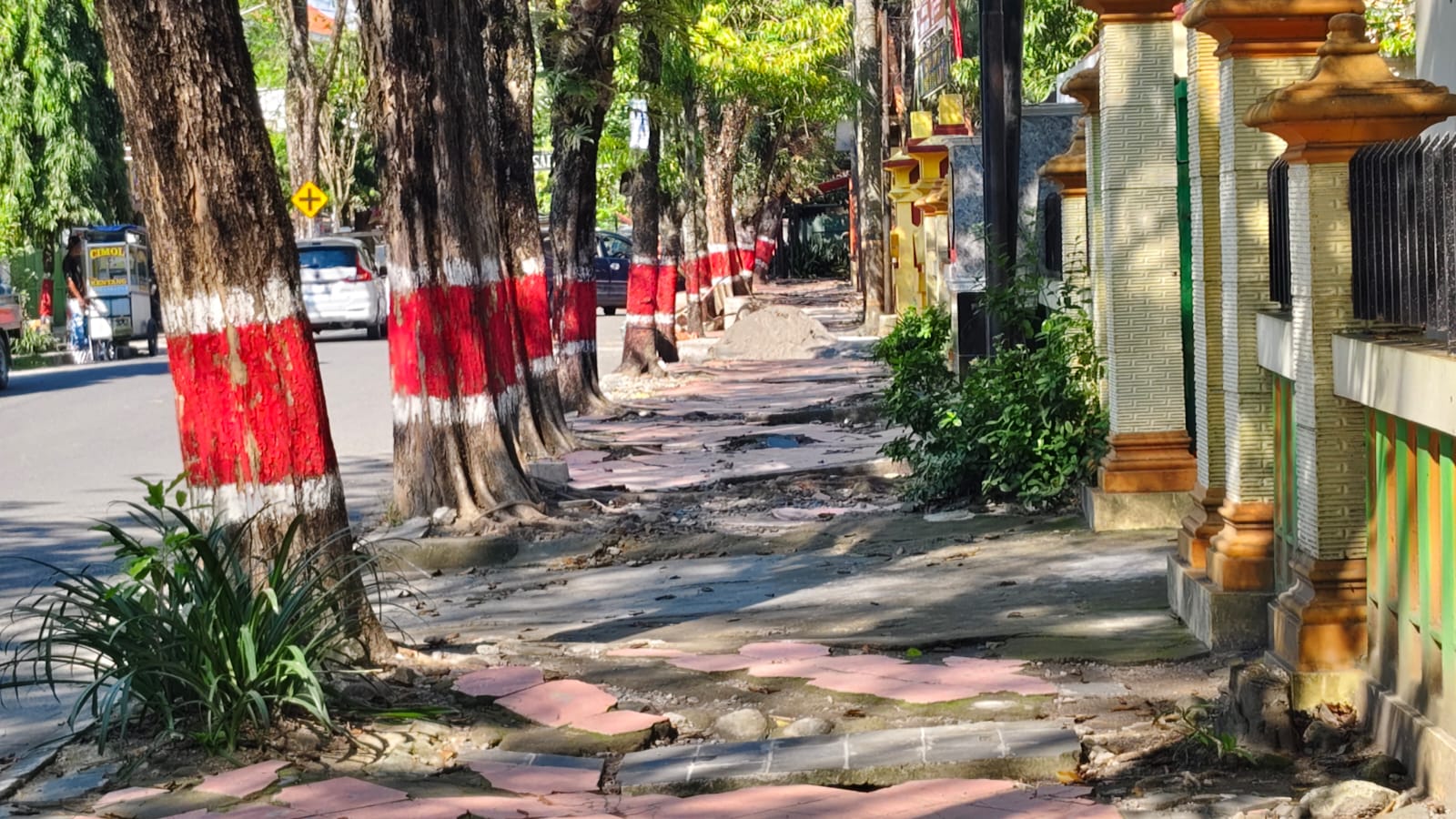 TROTOAR &ndash; Trotoar Siswomiharjo Kota Purwodadi rusak parah