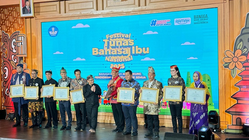 PRESTASI: Wakil Bupati Jepara M. Ibnu Hajar menerima penghargaan nasional dari Mendikdasmen atas upaya Kabupaten Jepara merevitalisasi bahasa daerah.