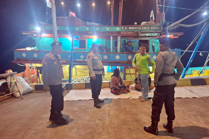 Polres Jepara&nbsp;melaksanakan giat patroli malam dengan menyisir sejumlah titik rawan diwilayah dermaga untuk mengantisipasi gangguan kamtibmas di laut.