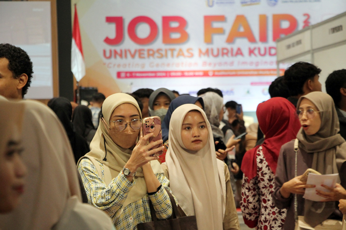 PERBANYAK JOB FAIR: Sejumlah masyarakat berbondong-bondong mengikuti job fair untuk mendapatkan pekerjaan&nbsp;layak