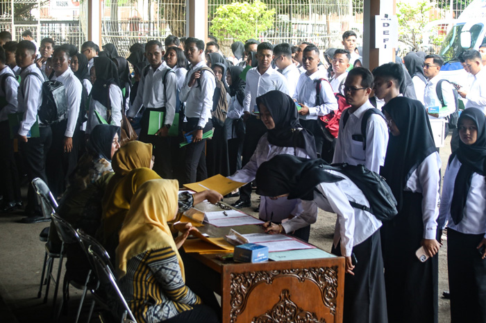 Peserta mengantre untuk mengambil SK Pengangkatan CPNS di halaman Pendapa RA Kartini Jepara.