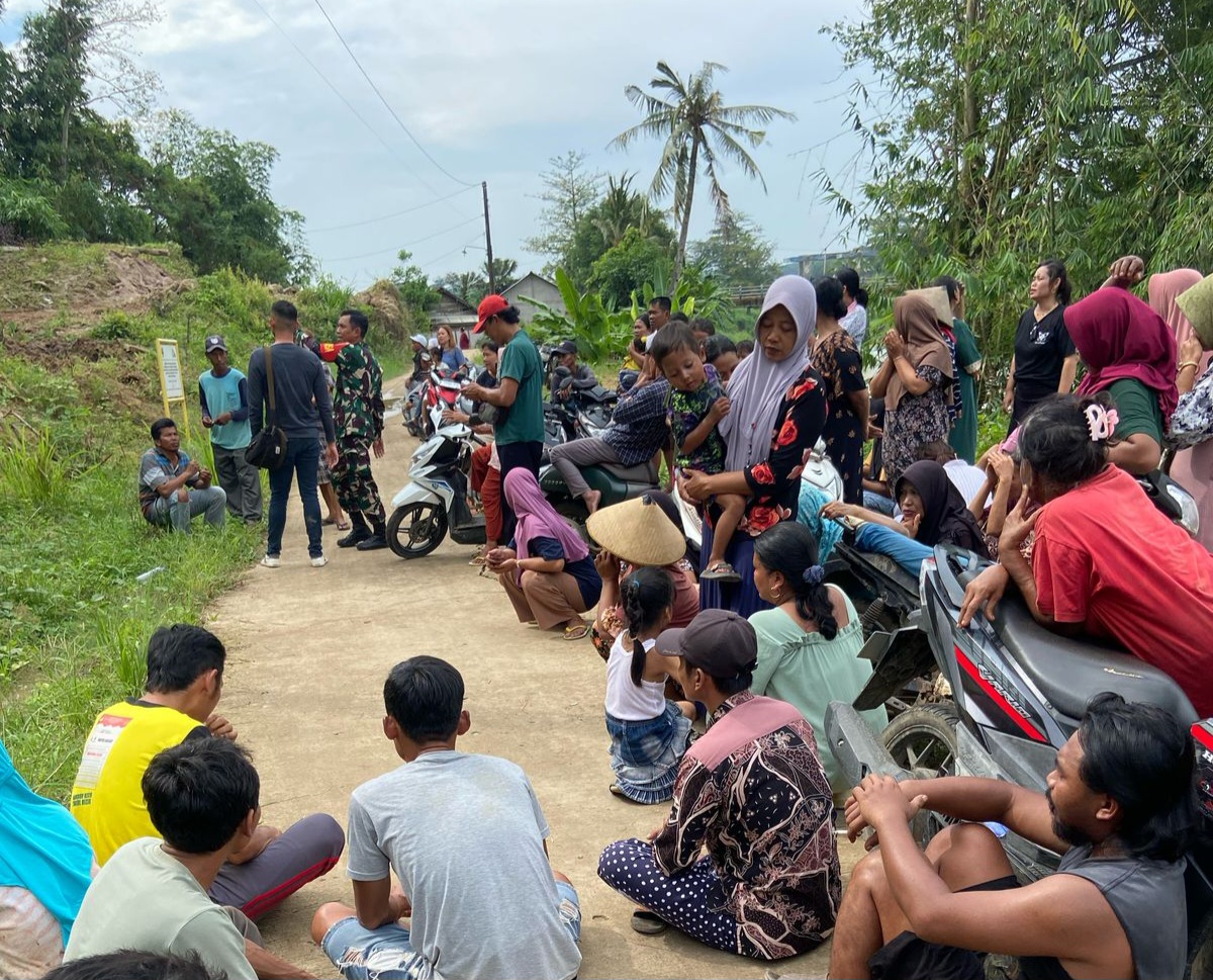 KEKEH: Para warga tetap kekeh menolak aktivitas pertambangan di Desa Sumberrejo kemarin.