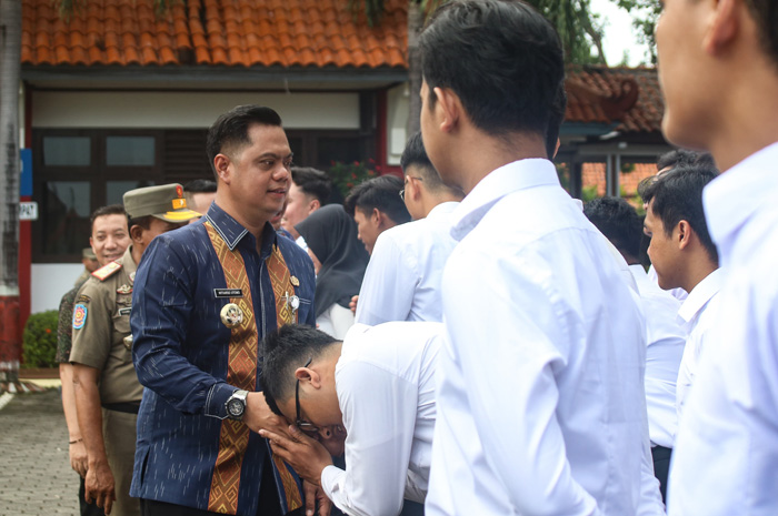 SAH: Bupati Jepara Witiarso Utomo menyerahkan SK pengangkatan bagi 339 peserta CPNS yang dinyatakal lolos seleksi di halaman Setda Jepara.