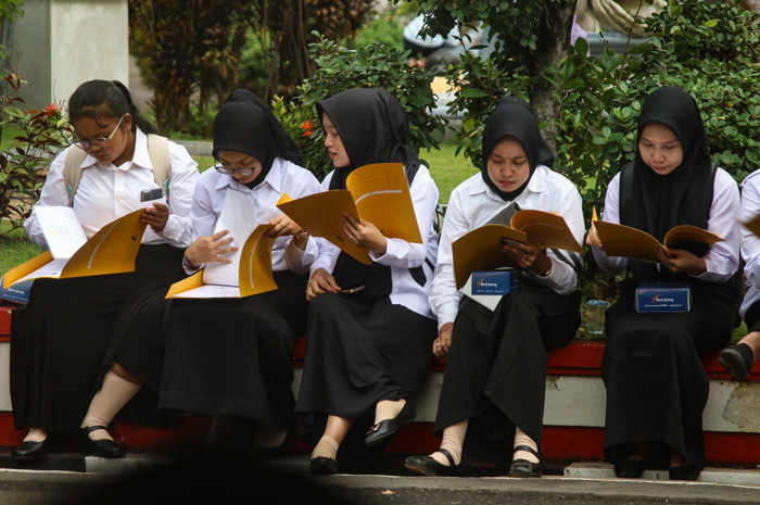 Peserta mengecek isi SK pengangkatan CPNS yang baru mereka terima.