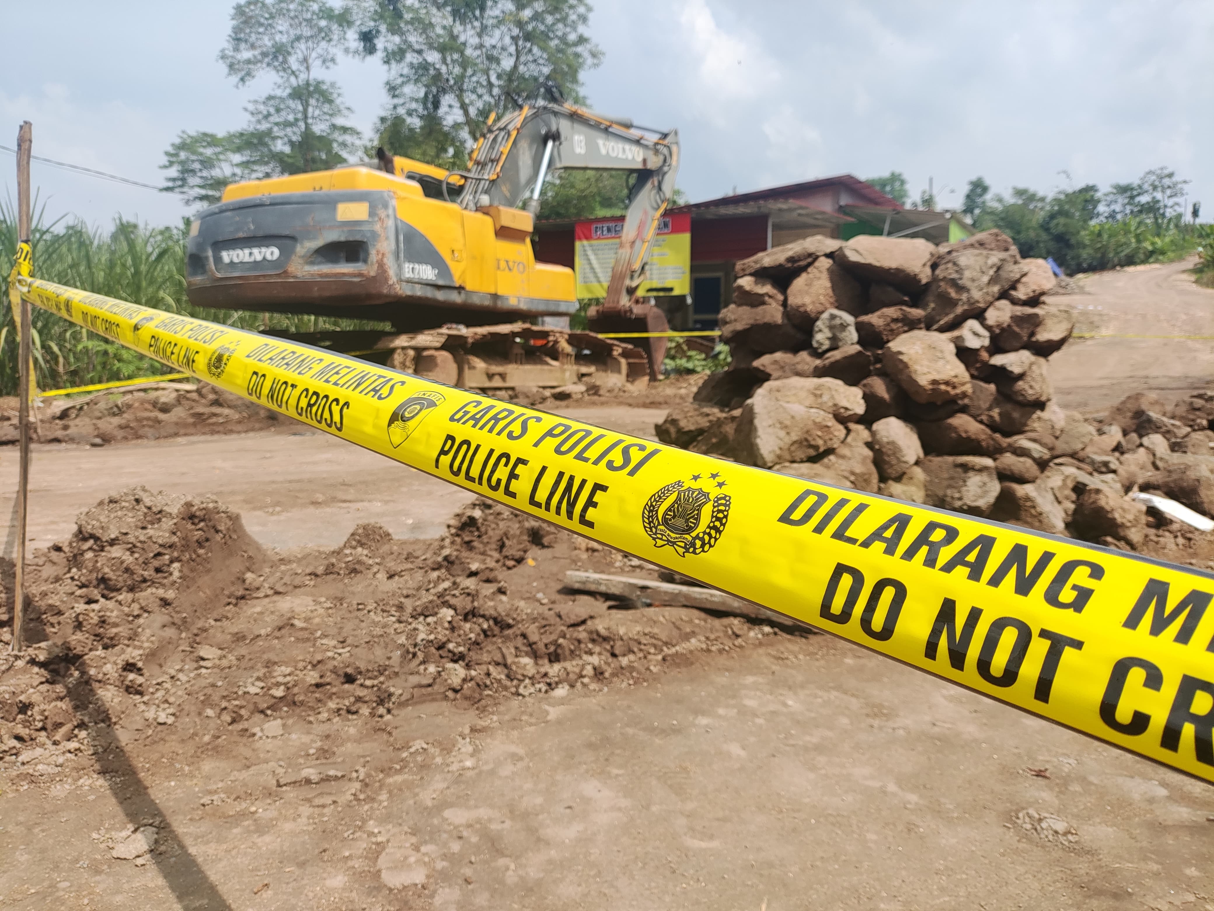 PROSES PENYIDIKAN: Kondisi lokasi kecelakaan kerja yang dipasang garis polisi di galian C di Desa Hongosoco.
