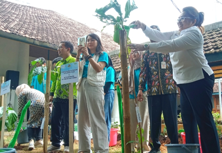 DIPERCANTIK : Jajaran Pemkab Rembang bersama Djarum Foundtation melaksanakan penanaman pohon di Taman Inspirasi komoleks Museum RA Kartini Rembang, Selasa (27/5).