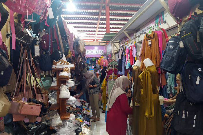 RAMAI: Kondisi pengunjung Pasar Sido Makmur Blora yang dipadati saat menjelang Hari Raya Idul Fitri kemarin.