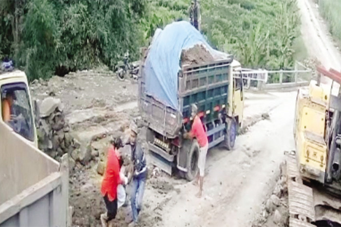 EVAKUASI: Pekerja mengevakuasi korban usai terjadi kecelakaan kerja di tambang Galian C Desa Hongosoco.