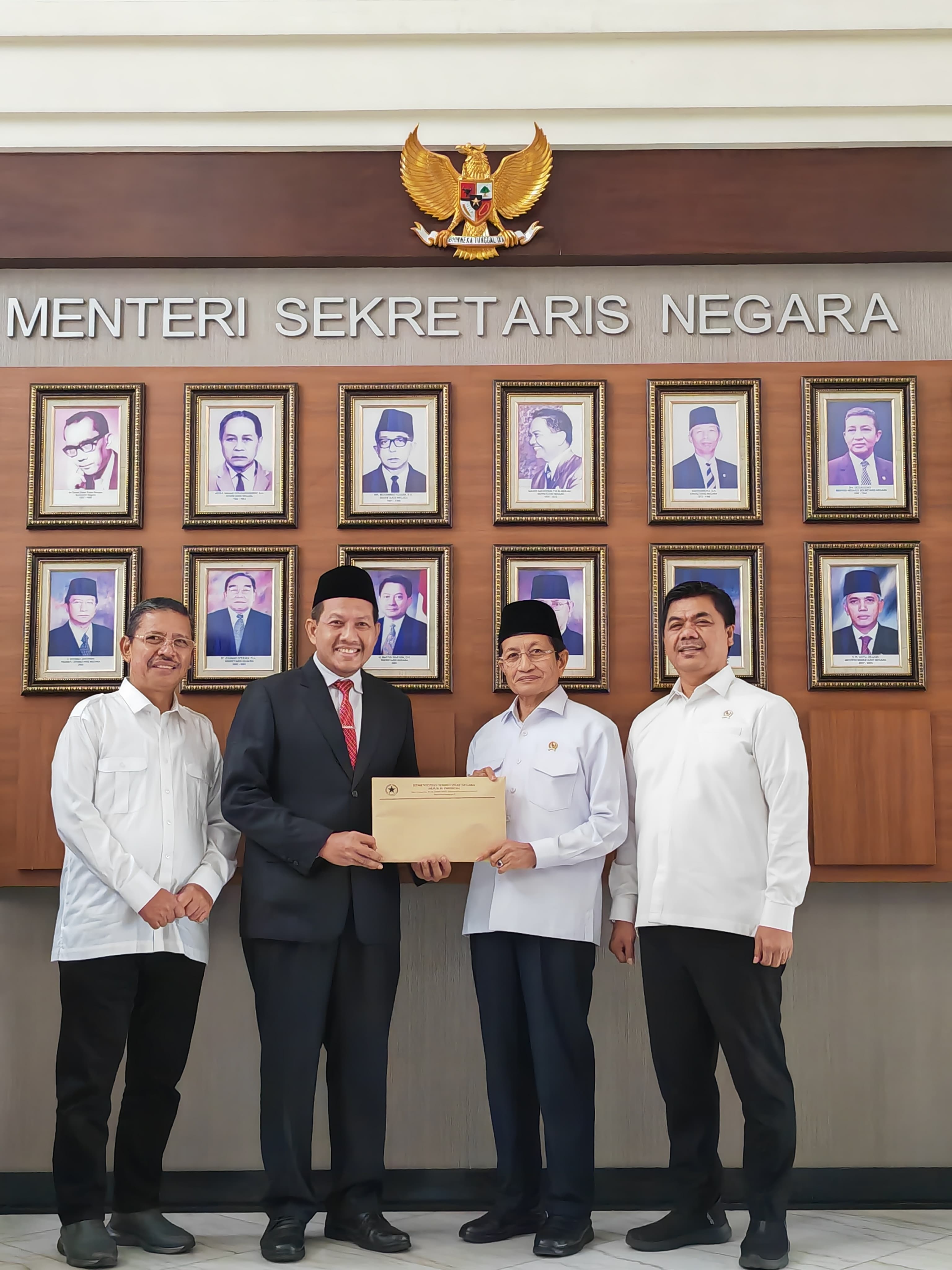 SAH: Rektor UIN Sunan Kudus Prof. H. Abdurrohman Kasdi (kedua kiri) menerima Perpres tentang transformasi IAIN menjadi UIN dari Menag RI . Dr. KH. Nasaruddin Umar (kedua kanan).