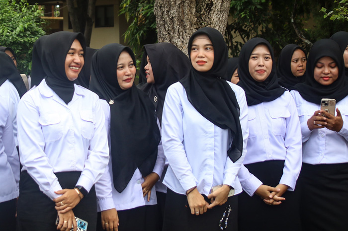 Para peserta menampakkan beragam ekspresi raut wajah saat menanti penyerahan SK Pengangkatan CPNS.