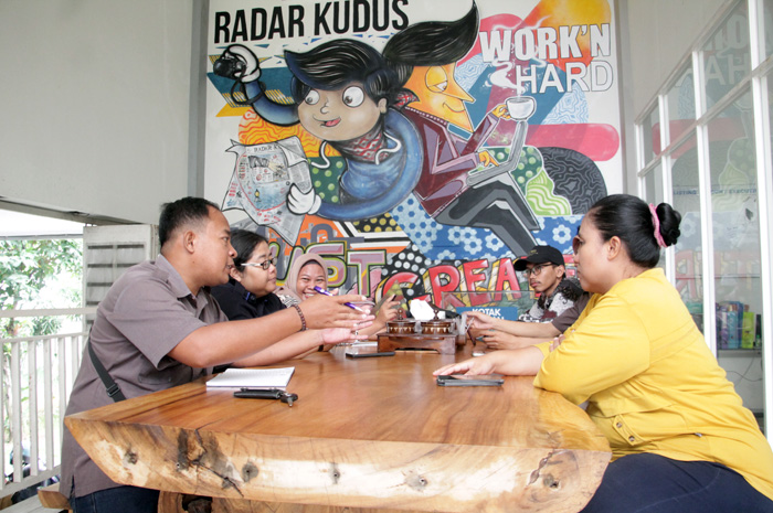 PEMATANGAN: Panitia lomba mewarnai melakukan rapat koordinasi di Radar Kudus Building&nbsp;kemarin.