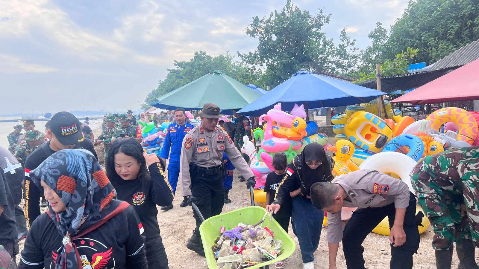 Jajaran Kepolisian Resor (Polres) Jepara, Polda Jawa Tengah, ikut serta dalam kegiatan bersih-bersih pantai yang digelar Kodim 0719/Jepara bertempat di pantai Teluk Awur, Desa Teluk Awur, Kecamatan Ta