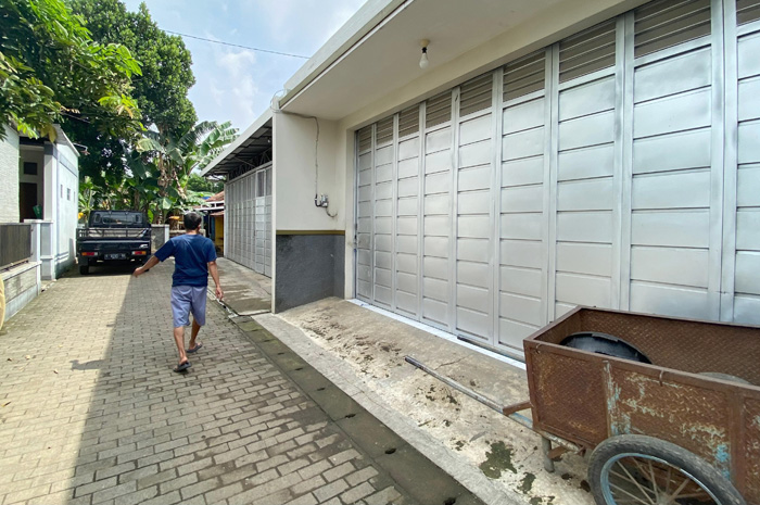 TIDAK BEROPERASI: Situasi dan kondisi rumah produksi jamu ilegal di Desa Burikan usai digrebek BPOM Semarang.