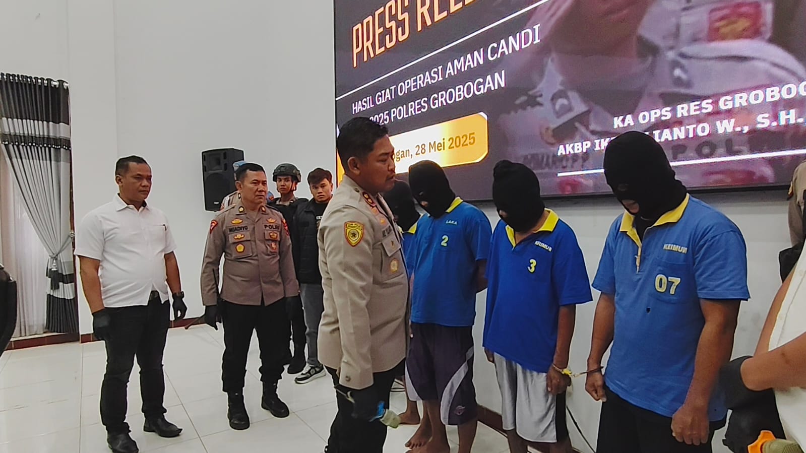 MINTA KETERANGAN &ndash; Kapolres Grobogan AKBP Ike Yulianto meminta keterangan kepada tersangka pencurian traktor di wilayah Kabupaten Grobogan.