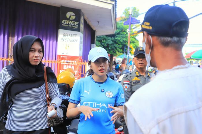 TINDAKLANJUTI LIVE DI TIKTOK: Wakil Bupati Kudus Bellinda Birton menyidak parkir di tepi jalan saat CFD.