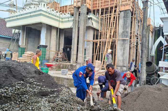 Personel&nbsp;Satpolairud Polres Jepara&nbsp;bersama warga laksanakan gotong royong pembangunan masjid di Kelurahan Ujung Batu, Kecamatan Jepara Kota, Rabu (28/5).