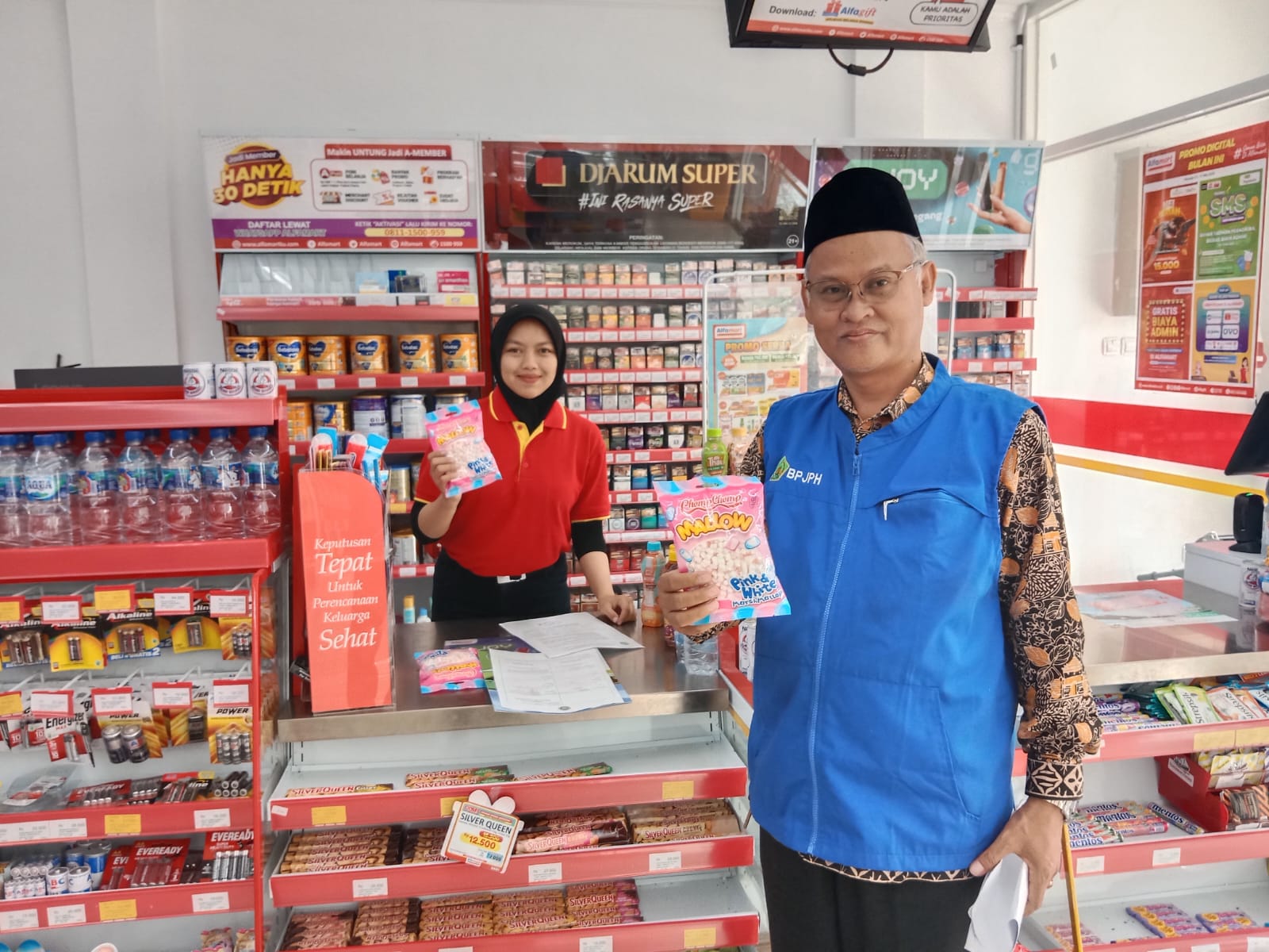 HASIL RAZIA &ndash; Kasi Bimas Islam Kemenag Grobogan Abdur Rouf menunjukan salah satu makanan BJPH yang masih dijual di salah satu minimarket di Kota Purwodadi