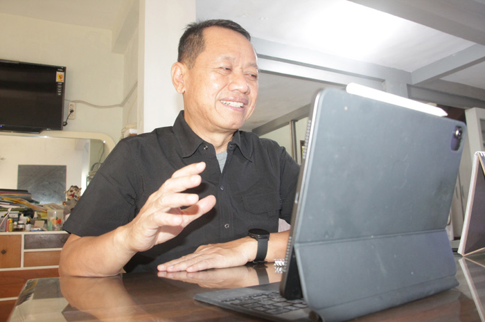 TAMPUNG ASPIRASI: Bupati Kudus Sam&rsquo;ani Intakoris memantau hotline aduan masyarakat tentan kinerja pemerintahan, infrastruktur, atau yang lain.