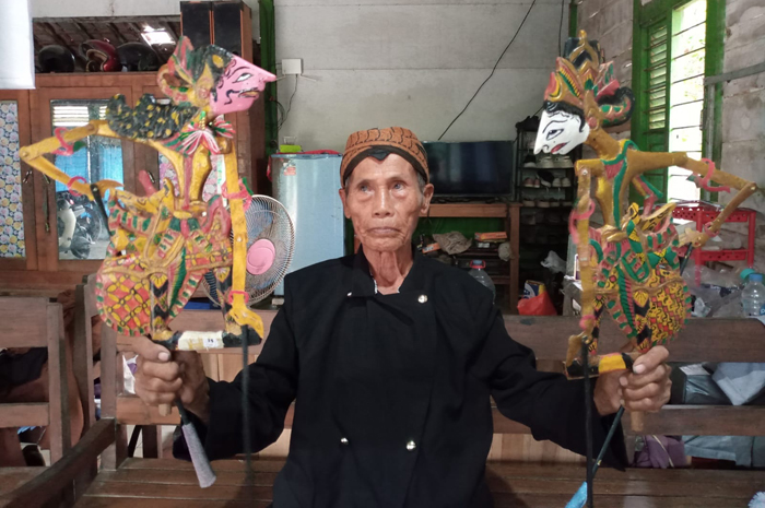PELESTARI BUDAYA: Ki Pasiran memainkan wayang krucil di rumahnya di Desa Pojokwatu, Sambong, Blora.